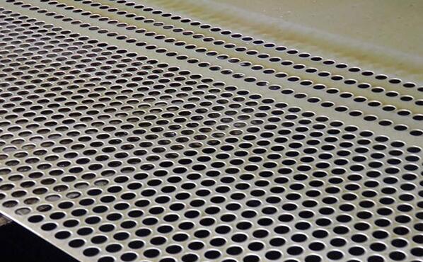 鋼闆沖孔(kong)網在沖孔的時(shi)候要注意的問(wen)題