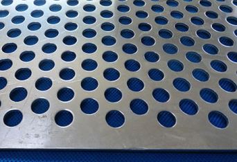 如(rú)何保證不(bu)鏽鋼沖孔(kong)網的平整(zhěng)度